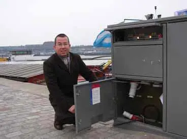 Maurits Prinssen demonstrates the system of ‘cold ironing’