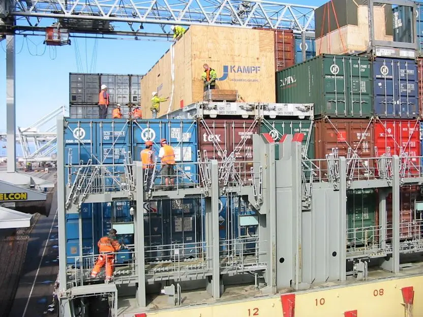 00_94372_containership_at_Port_of_Pointe-Noire