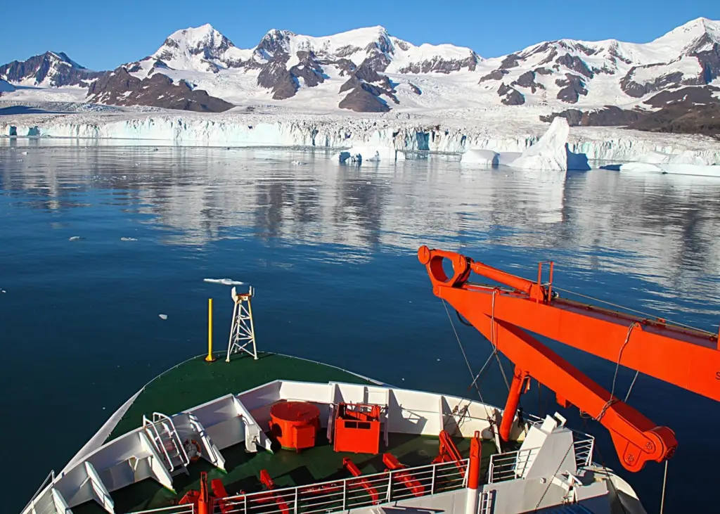 The German research vessel ‘Polarstern’ in the Cumberland Bay, South Georgia Photo: Thomas Ronge, Alfred-Wegener-Institut