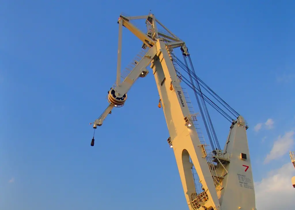 The fully electric crane has been designed to combine the advantages of regular pedestal cranes and traditional knuckle boom cranes