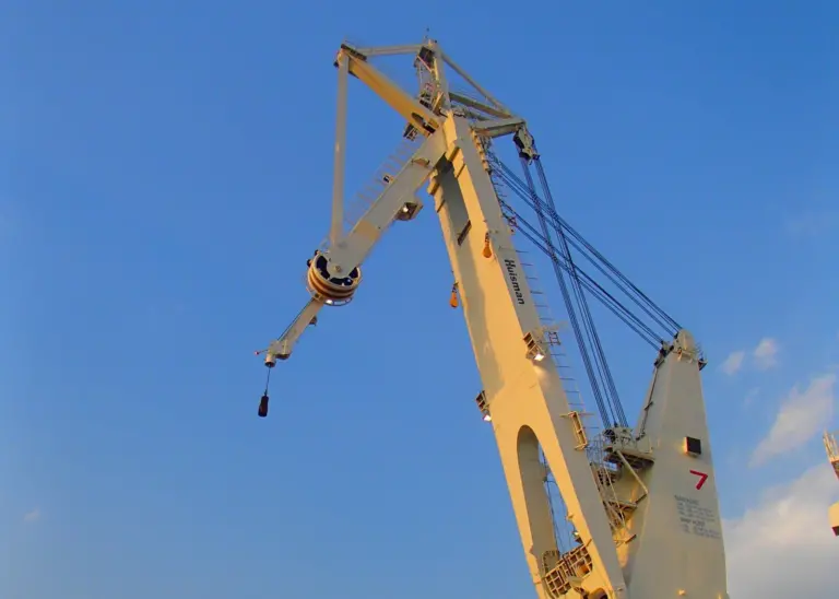 The fully electric crane has been designed to combine the advantages of regular pedestal cranes and traditional knuckle boom cranes