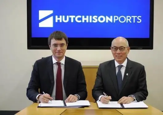 Clemence Cheng and Volodymyr Omelyan have signed an MoU to develop container terminal facilities at Chornomorsk.