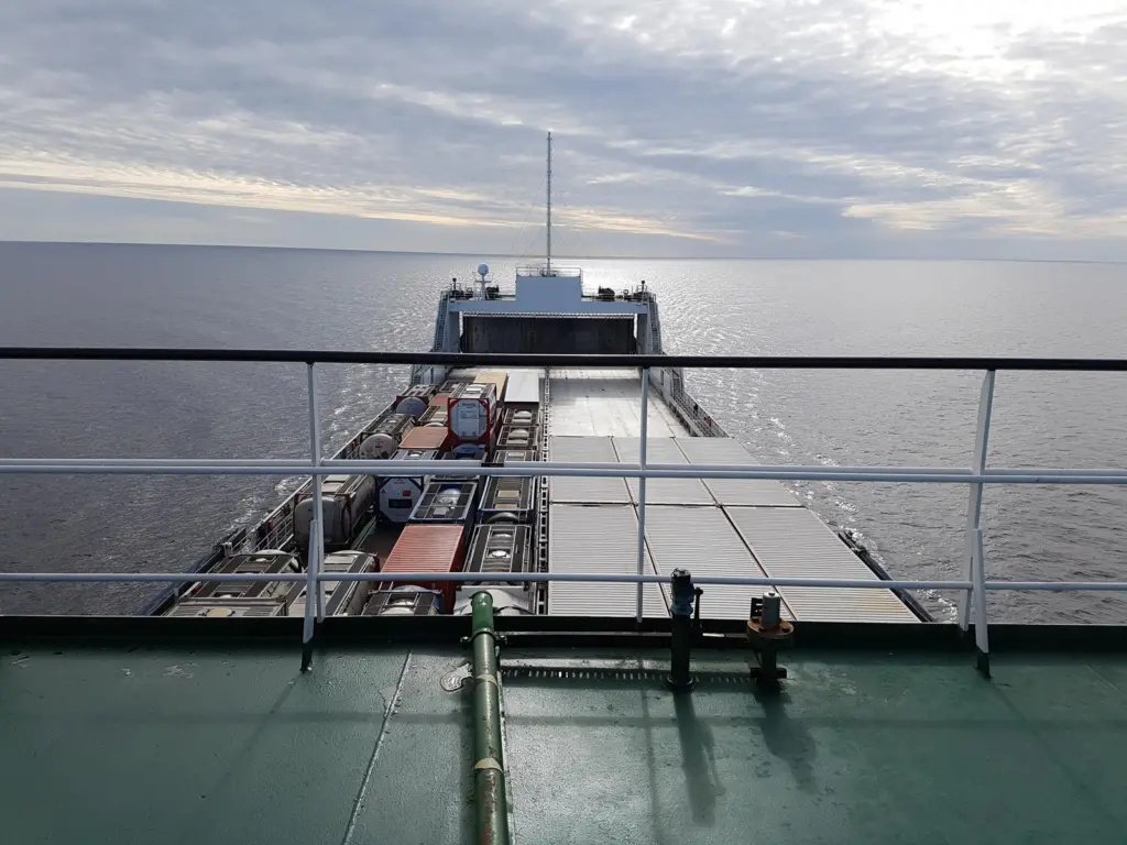 00_103930_bay-boat-cargo-221322