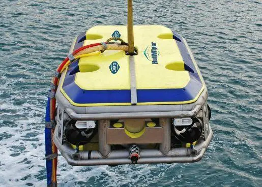 HullWiper ROV