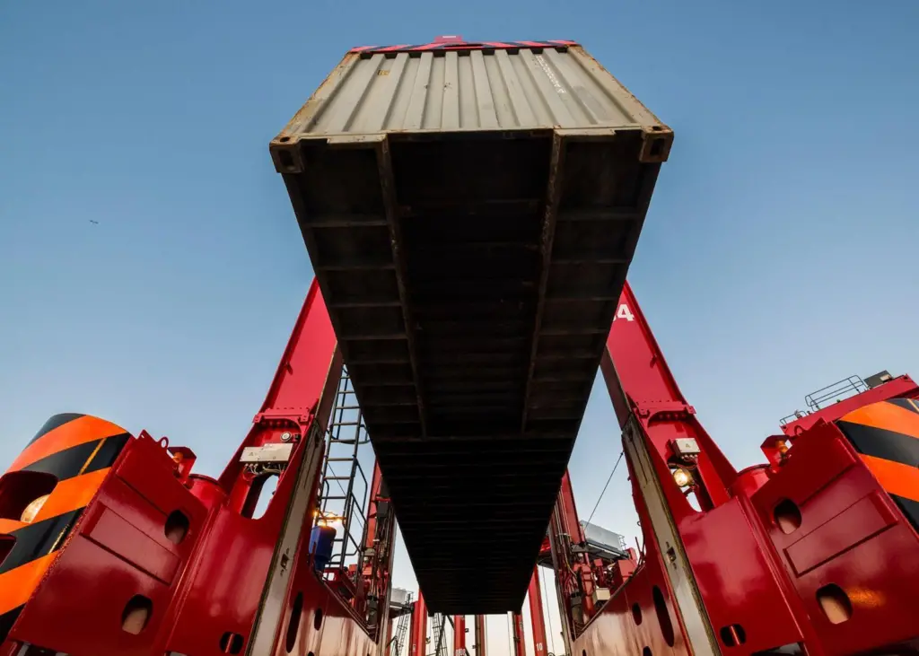 Kalmar hybrid straddle carrier