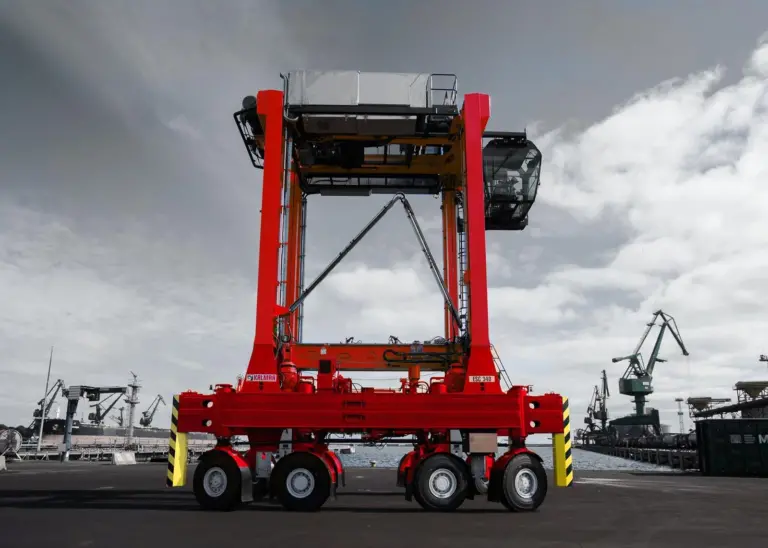 Kalmar hybrid straddle carrier