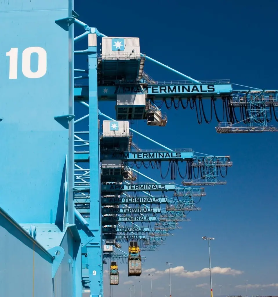 00_93357_Spreader_and_crane_Maersk_APM