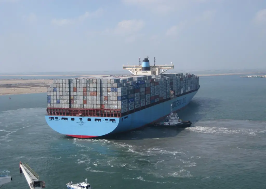 'Edith Maersk' completing an 180 degree turn