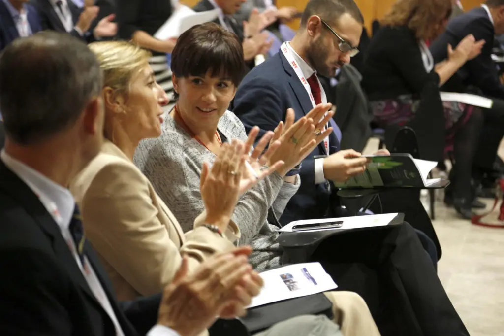 00_99164_Delegates-enjoying-the-2014-Cruise-Conference