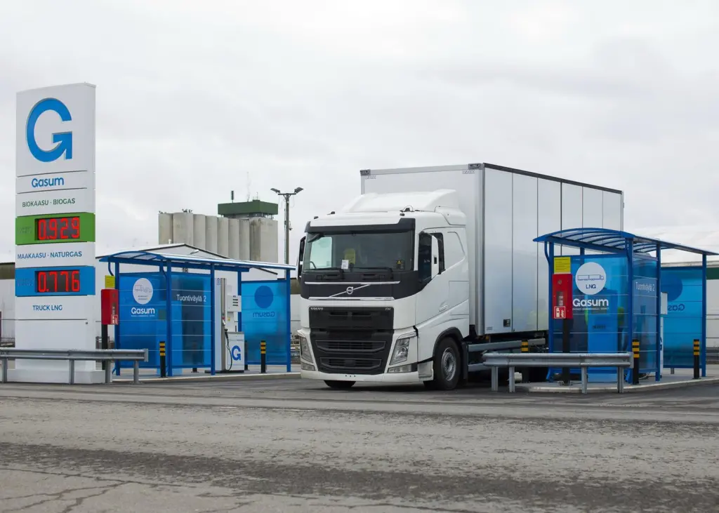 Finland’s first Volvo FH LNG truck was refuelled at Gasum’s Turku gas filling station