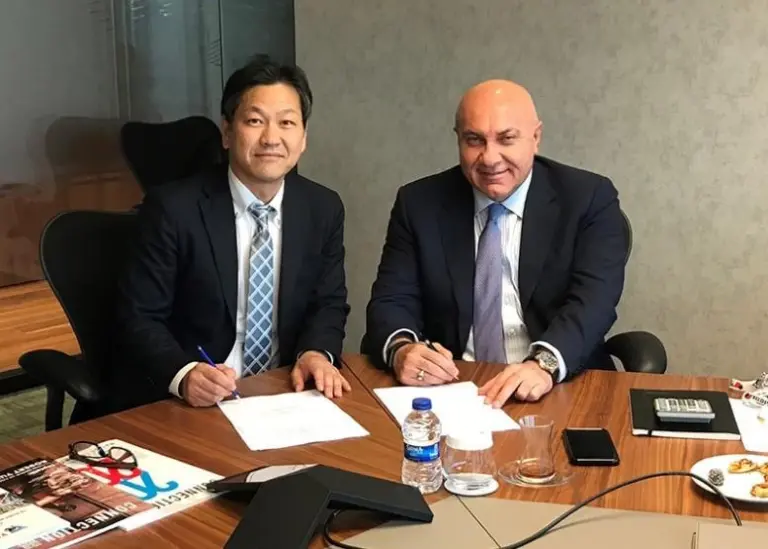 STS cranes contract signing