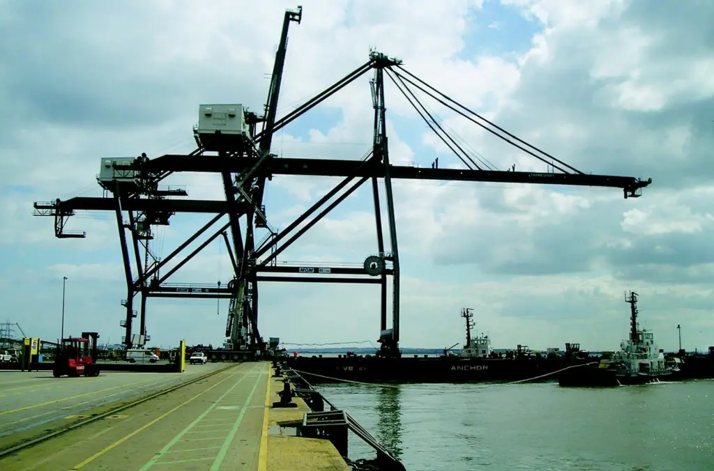 Crane to barge operations at Thamesport