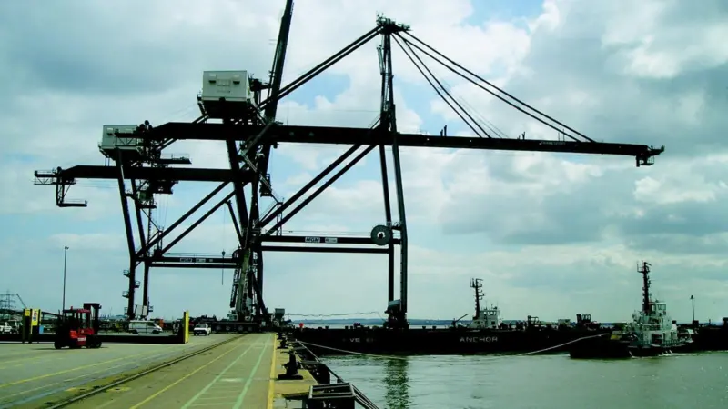 Crane to barge operations at Thamesport