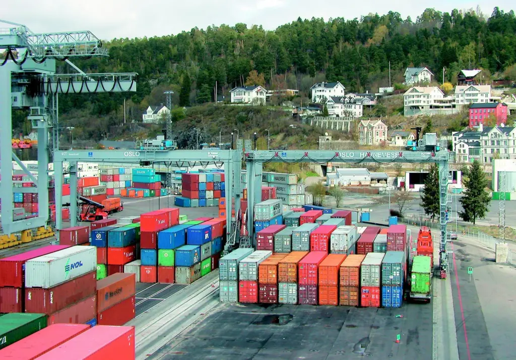 Oslos Ormsund Terminal - 9 wide (+1 lane) RTGs