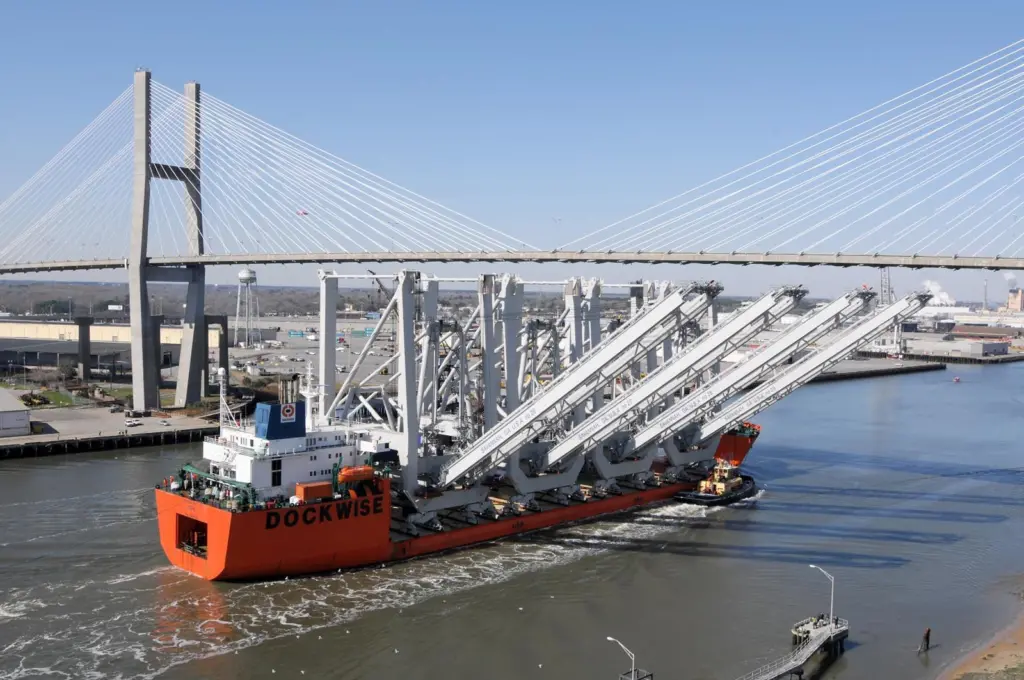 00_95328_Savannah_Georgia_cranes_arrive
