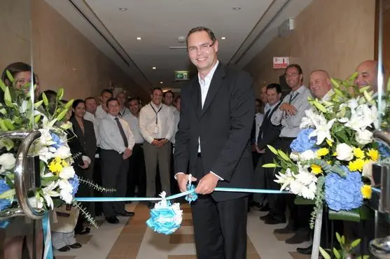 00_95124_090908_Kim_Fejfer_cuts_ribbon