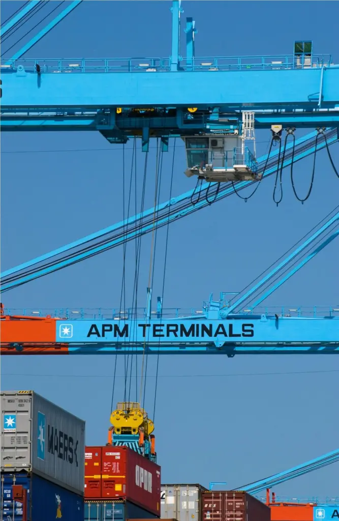 00_96010_100426_APM_Terminals_photo_oc_crane1