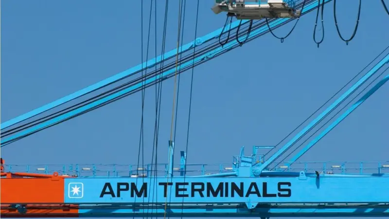 00_96010_100426_APM_Terminals_photo_oc_crane1