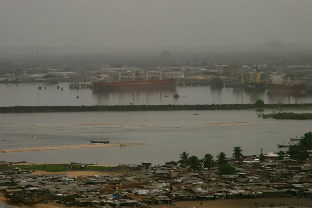 00_96225_Monrovia-port