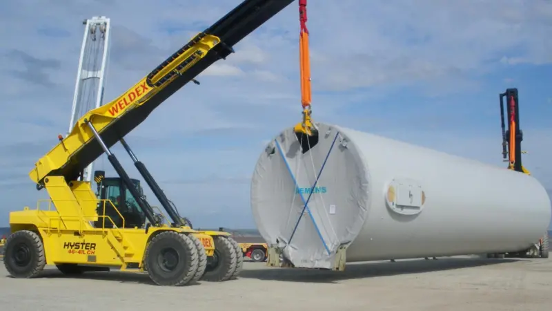 Adapted Hyster reachstackers work in pairs to handle the large windfarm components