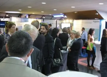 00_99071_Delegates-networking-with-exhibitors