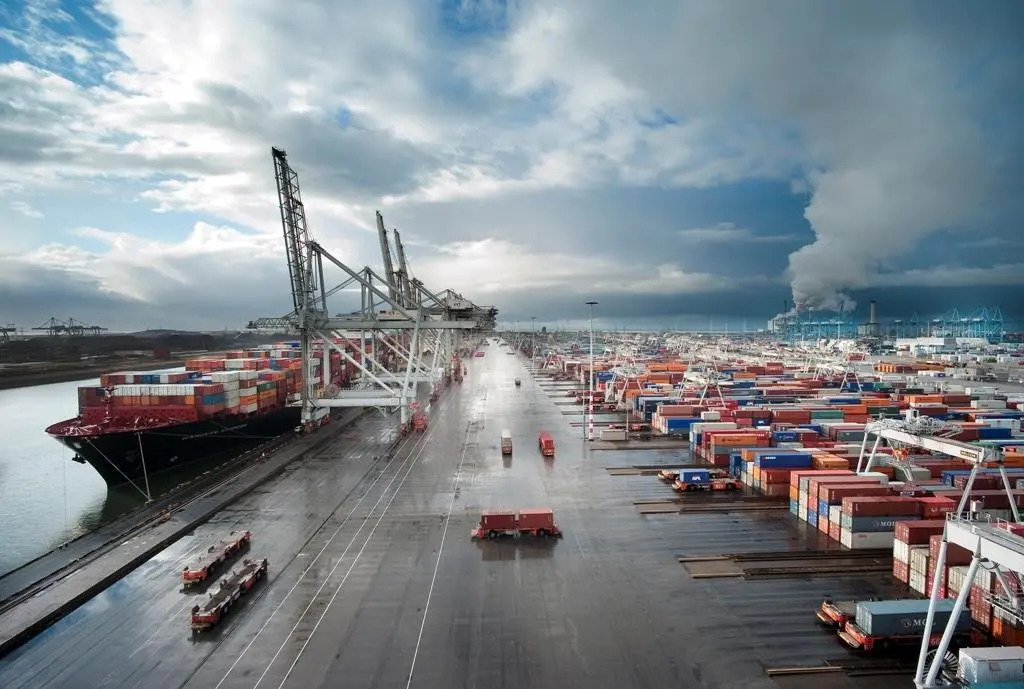 Whilst the approach often differs, national legislation is achieving remarkably similar results; improved energy security, greater resource-efficiency and cleaner, lower carbon economic growth. Photo:© Port of Rotterdam Authority, photographer F...