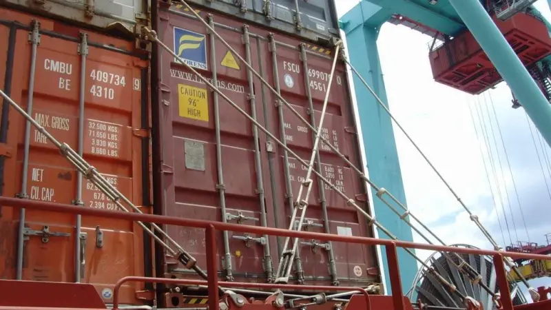 Lashing can be a hazardous job for the under-trained and ill-prepared. Credit: Ole Tange