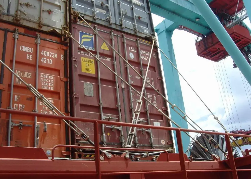 Lashing can be a hazardous job for the under-trained and ill-prepared. Credit: Ole Tange
