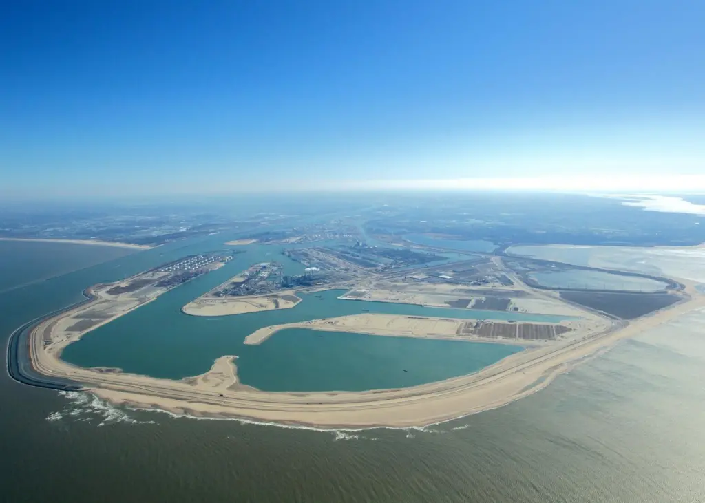 Maasvlakte 2 is moving ahead on schedule, says Port of Rotterdam.