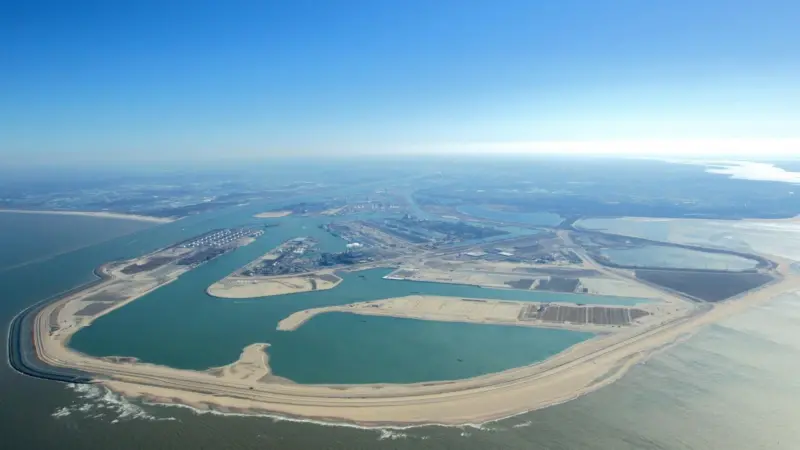 Maasvlakte 2 is moving ahead on schedule, says Port of Rotterdam.