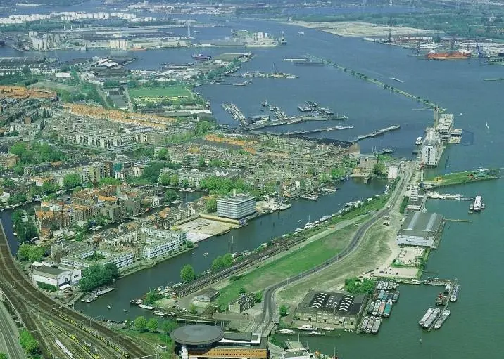 Rietlanden Terminals carries out transit, storage and handling of dry bulk and scrap in the Port of Amsterdam