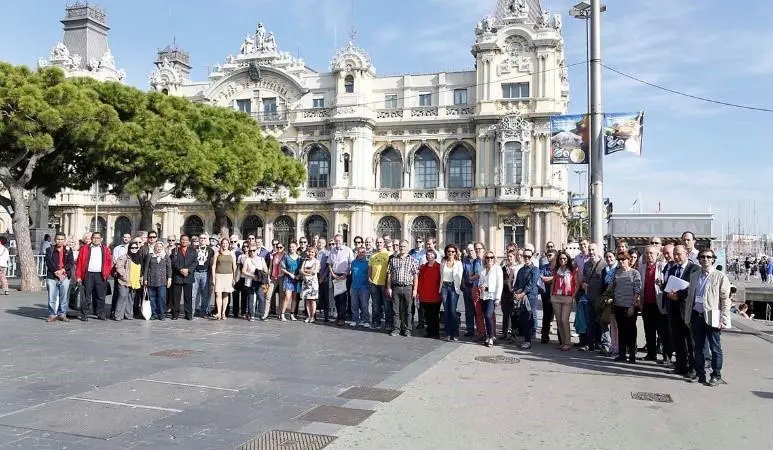 00_99156_Port-Tour-delegates-in-front-of-the-old-Port-Authority-Building2C-Barcelona