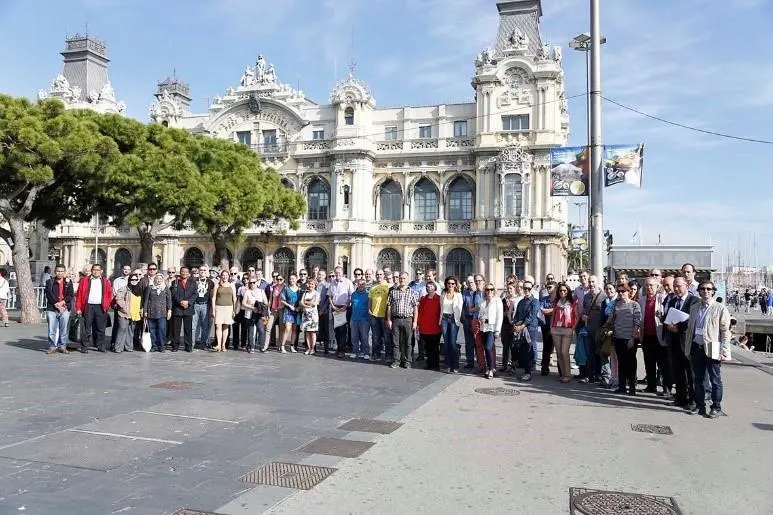 00_99156_Port-Tour-delegates-in-front-of-the-old-Port-Authority-Building2C-Barcelona