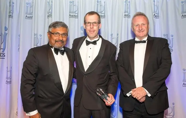 Mikael Florén, director of Siwertell Services (centre), accepted the award