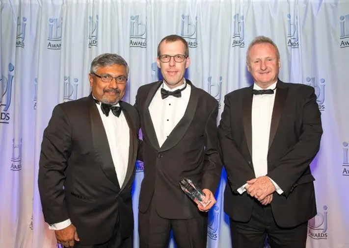Mikael Florén, director of Siwertell Services (centre), accepted the award