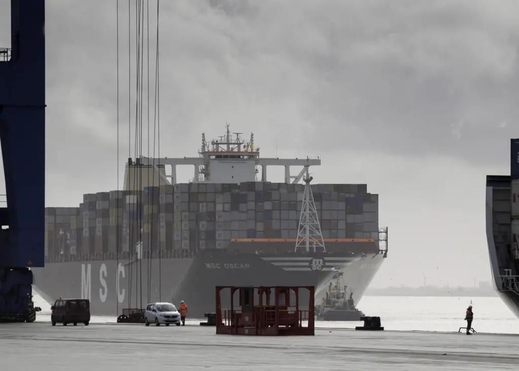 Interface: it's the shoreside capabilities that will stunt ship growth. Credit: rainer.n.foto