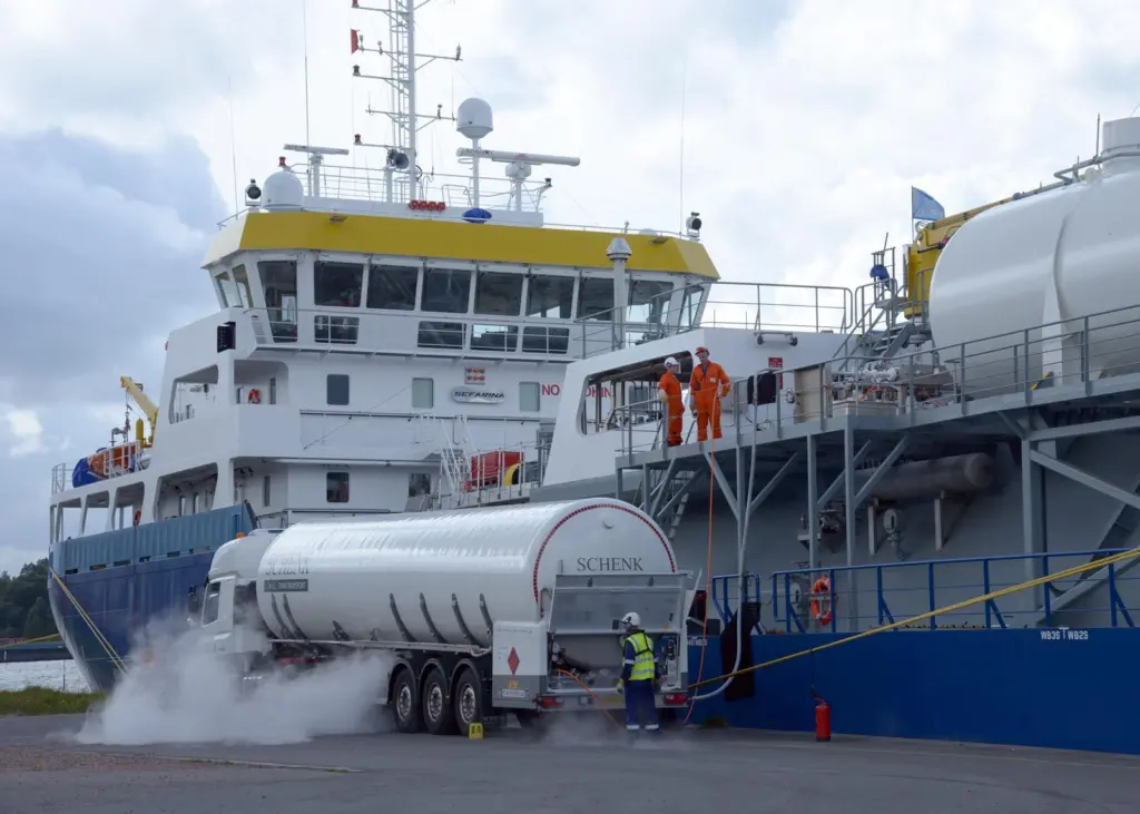 ‘Sefarina’ was the first seagoing vessel to be bunkered for LNG at Antwerp