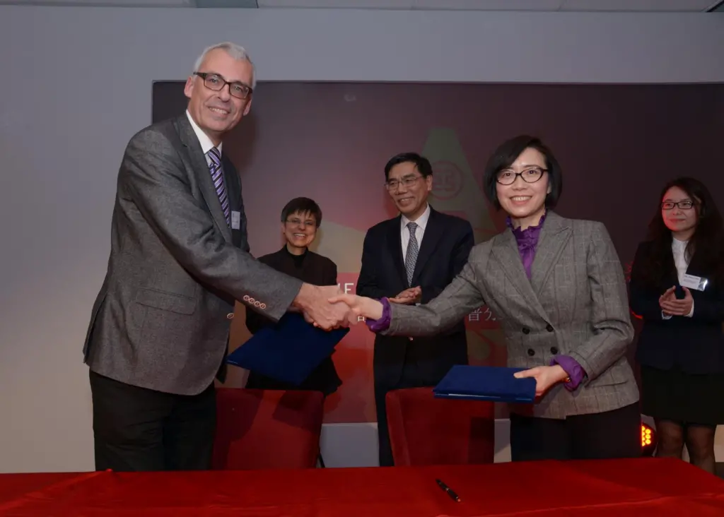 Luc Arnouts and Gao Ming sign the Memorandum of Understanding between the Port of Antwerp and ICBC. Photo: Antwerp Port Authority