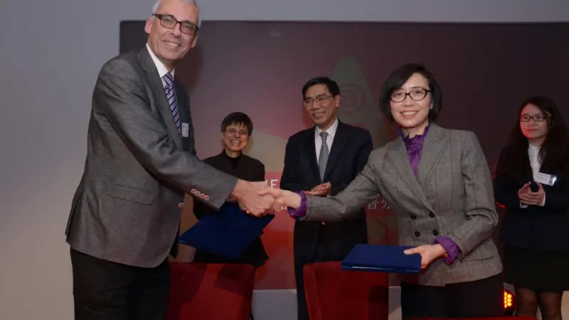 Luc Arnouts and Gao Ming sign the Memorandum of Understanding between the Port of Antwerp and ICBC. Photo: Antwerp Port Authority