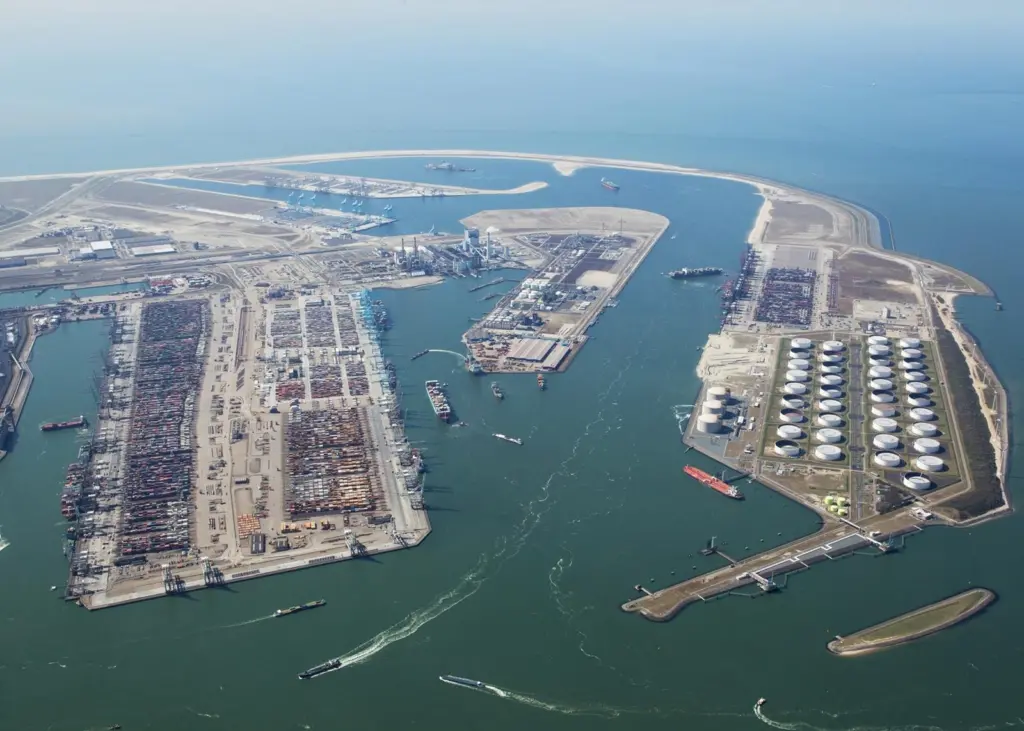 A case studies on Massvlakte 2 APM Terminal at Port of Rotterdam was presented in the research study