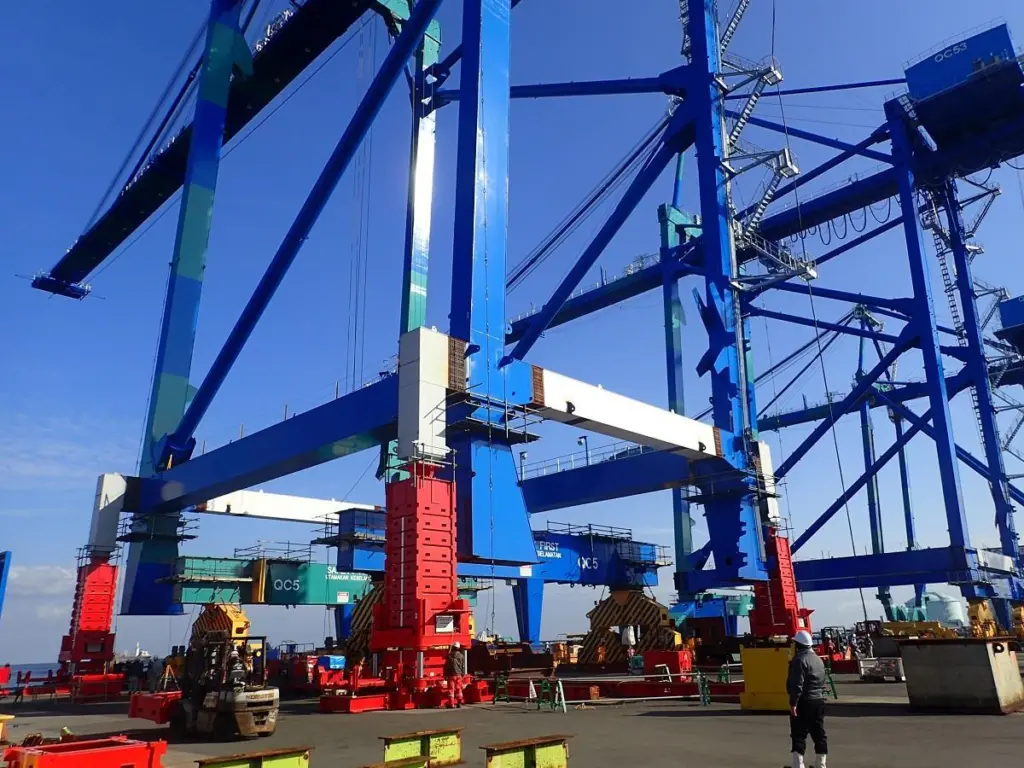 Stability of Enerpac JS500 Jack-Up reduces Portainer bracing requirements.