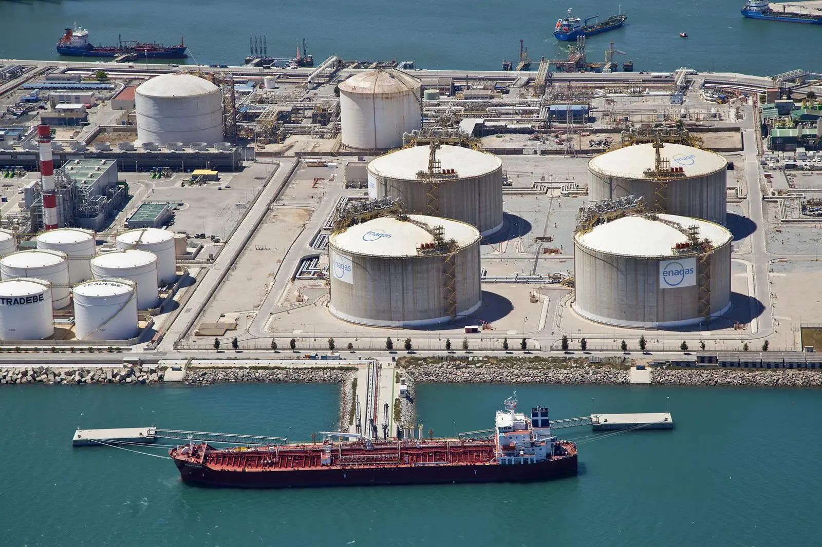 The port of Barcelona's Enagás regasification plant