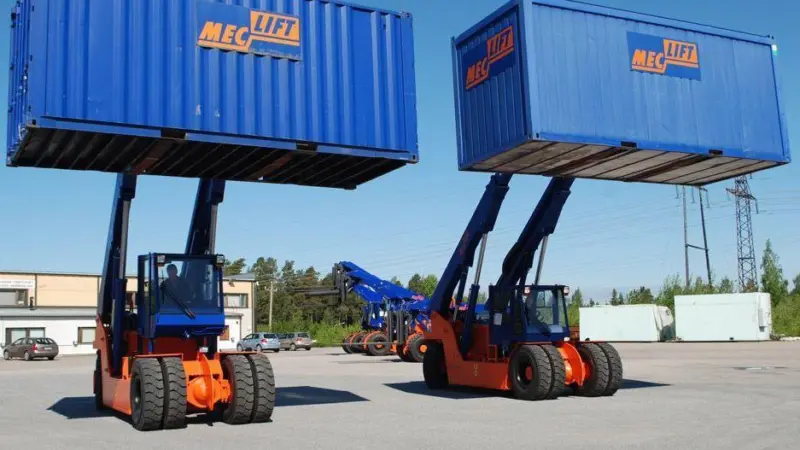 Clever lifting: The Meclift Variable Reach Truck ML1612R can be operated inside containers