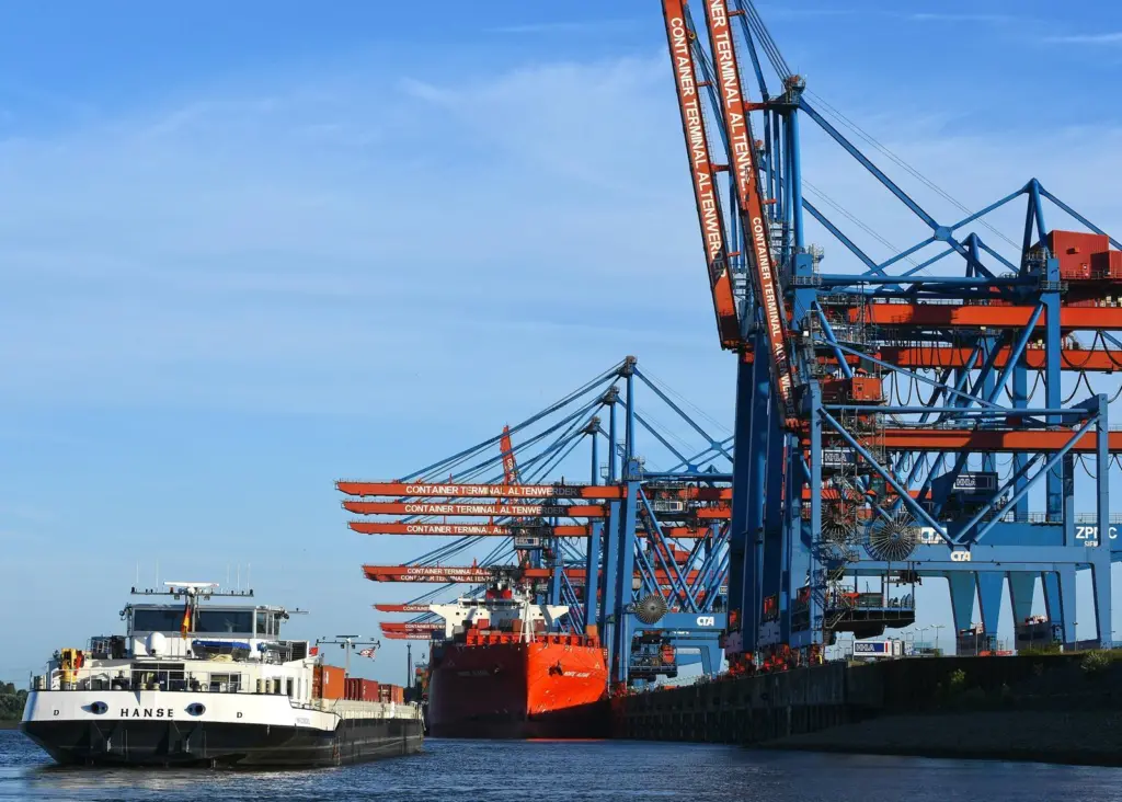 Hamburg already takes full advantage of its inland waterways Photo: Port of Hamburg