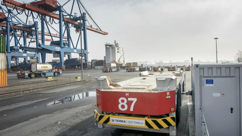 AGVs powered by lithium-ion batteries are in action at HHLA Container Terminal Alternwerder (CTA) Photo: HHLA / Nele Martensen