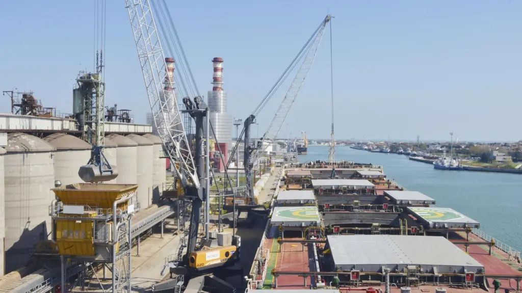 Ports need to consider the style of the grab curve. Credit: Liebherr