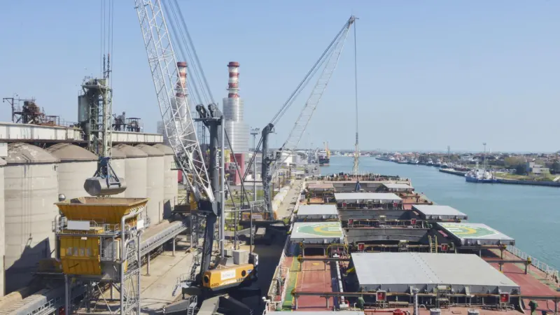 Ports need to consider the style of the grab curve. Credit: Liebherr