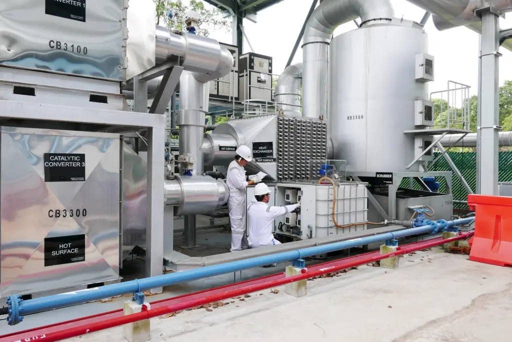 Researchers working on a locally designed scrubber at ERI@N Photo: Energy Research Institute/Nanyang Technological University