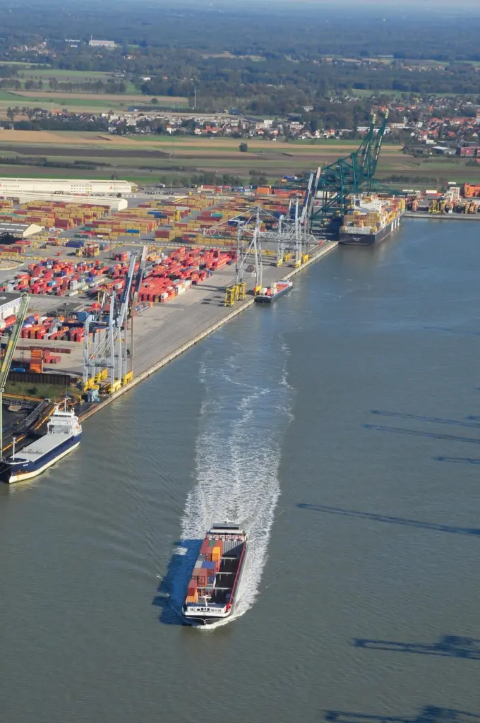 Small loads on multiple barges makes for port inefficiency. Credit: Antwerp Port Authority