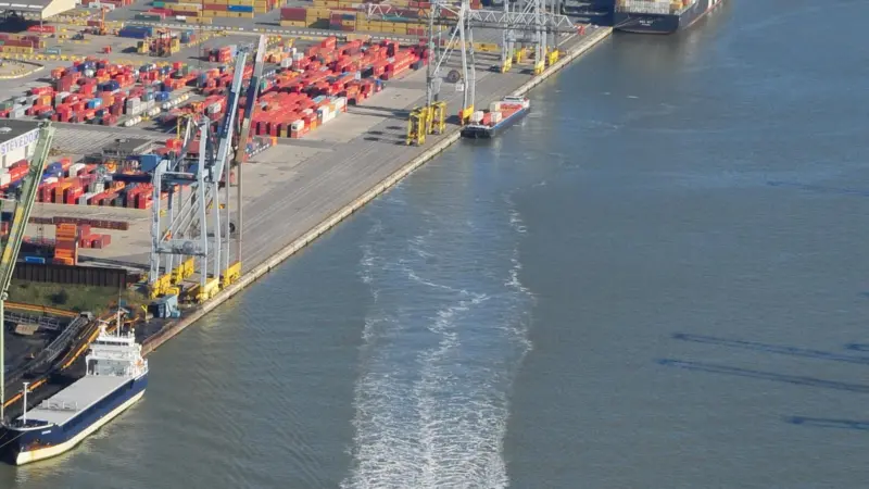 Small loads on multiple barges makes for port inefficiency. Credit: Antwerp Port Authority